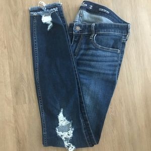 Hollister Super Skinny Low-Rise Distressed Jean/Size 7R (28 W x 30L)
